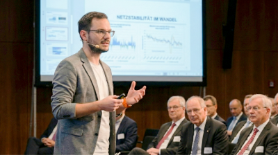 Christopher Wilmes als Sprecher auf einer Fachbühne